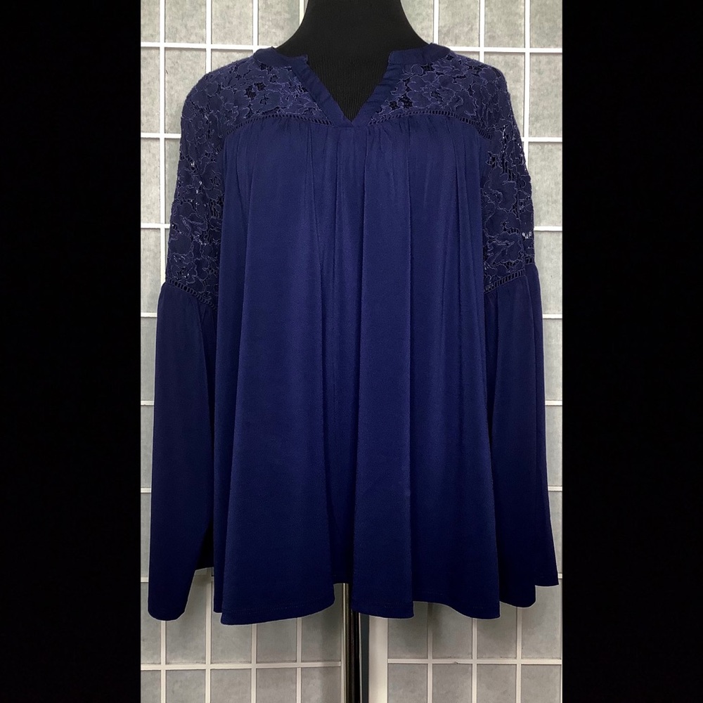 18/20 Lane Bryant navy blue 3/4 sleeve with lace detail top. Lightly worn.